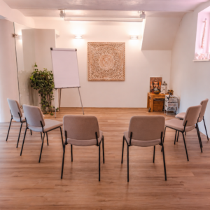 Stühle im Trainingsraum für ein Seminar