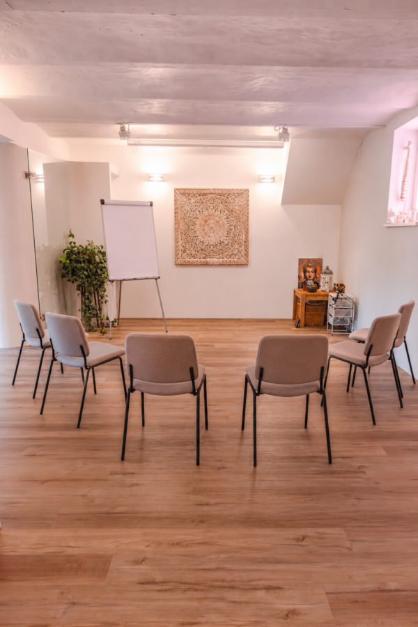 Stühle im Trainingsraum für ein Seminar